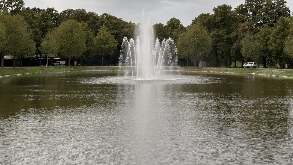 Die Fontäne sprudelt in altem Glanz nun wieder im Clara-Zetkin-Park. Die Fontäne sprudelt in altem Glanz nun wieder im Clara-Zetkin-Park.