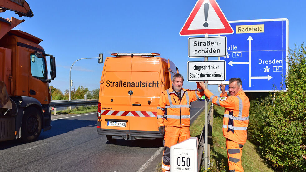 Es ist das erste und einzige seiner Art: An der S1 bei Radefeld nordwestlich von Leipzig stellte Nordsachsens Landrat Kai Emanuel (re.) zusammen mit Bernd Scheffler von der Straßenmeisterei Delitzsch dieses Schild auf, dass es so eigentlich gar nicht gibt bzw. geben dürfte.