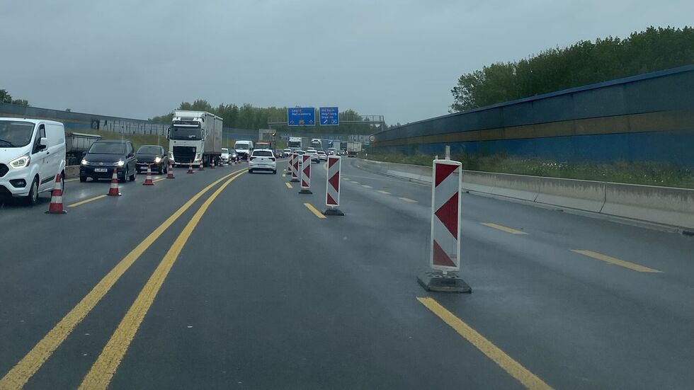 In der A72-Baustelle südlich von Leipzig wird die Fahrbahn von Mitte März bis voraussichtlich Mitte Juli auf nur noch eine Spur in jede Richtung weiter verengt.
