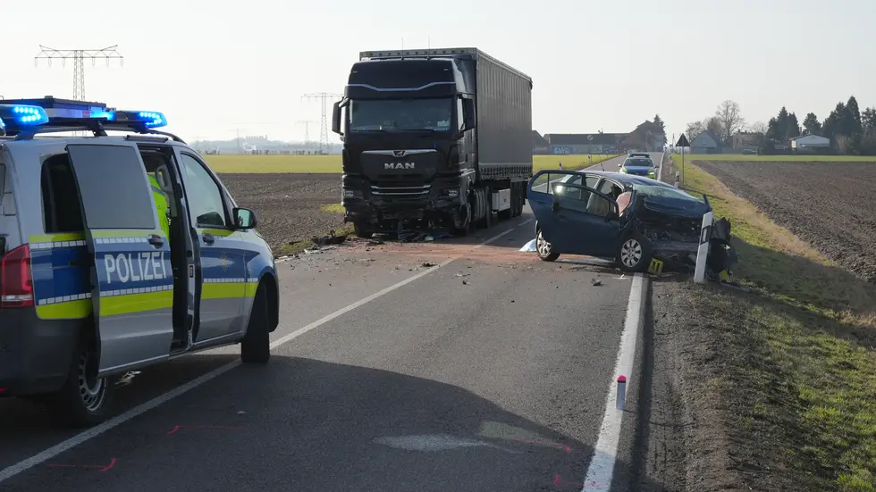 Die Unfallstelle auf der B186 westlich von Leipzig. Die Unfallstelle auf der B186 westlich von Leipzig.