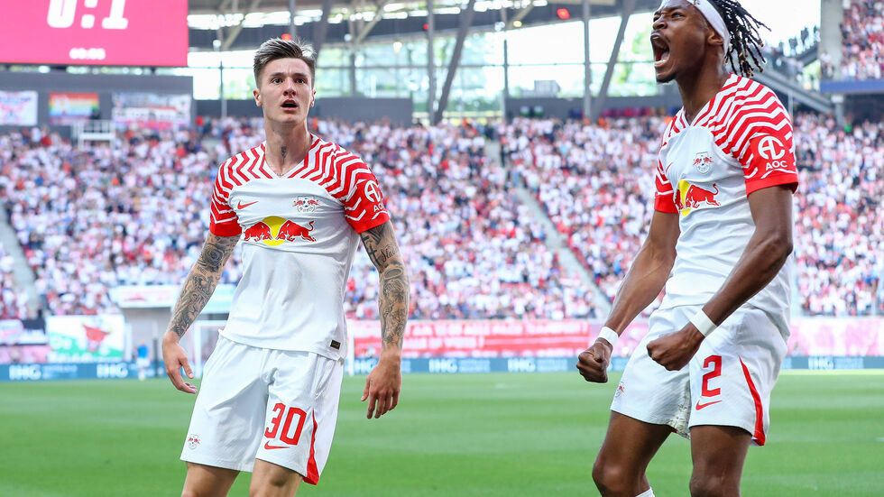 Benjamin Sesko und Mohamed Simakan feiern den Ausgleich