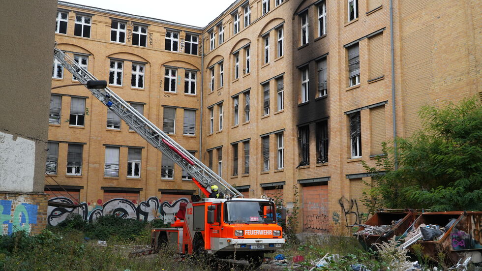 Die Brandspuren am Gebäude sind deutlich erkennbar.