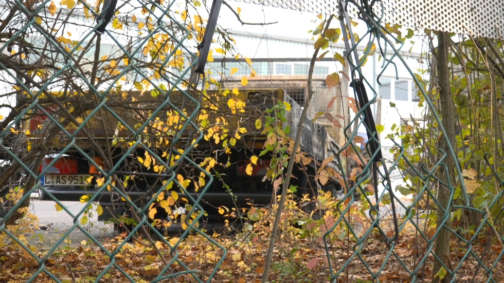 Ein Loch im Zaun hängt möglicherweise mit dem vermutlichen Brandanschlag zusammen. Ein Loch im Zaun hängt möglicherweise mit dem vermutlichen Brandanschlag zusammen.