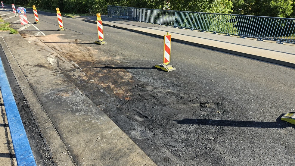 An der Stelle des Brands ist sogar der Asphalt geschmolzen. An der Stelle des Brands ist sogar der Asphalt geschmolzen.