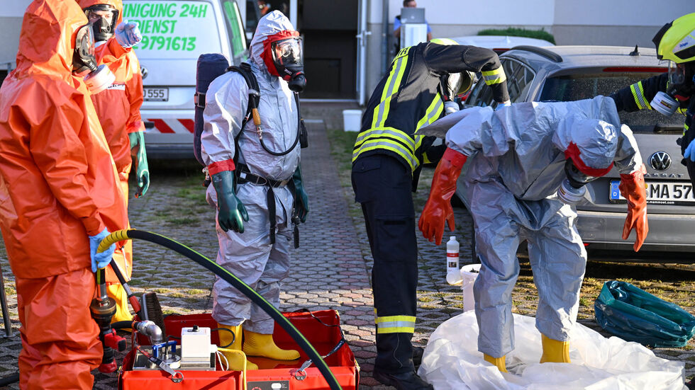 Rettungskräfte in voller Montur bei dem Einsatz auf der Straße am Silo in Leipzig.