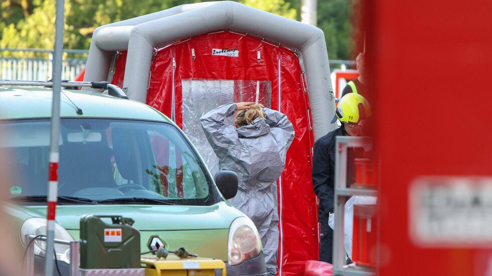 Rettungskräfte sicherten die gefährliche Bombe in Schutzanzügen.