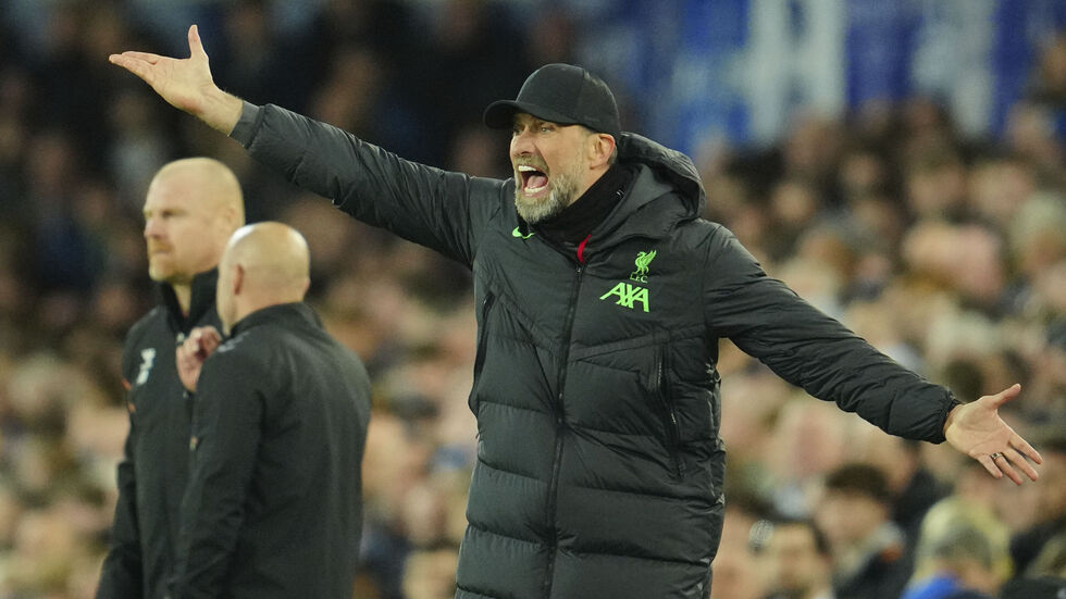 Jürgen Klopp als Trainer bei einem Spiel von Liverpool an der Außenlinie.