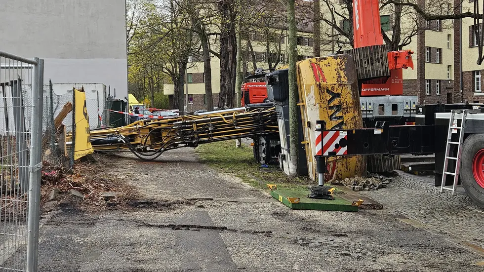 Der Bagger musste später aufwendig mit noch schwererem Gerät geborgen werden.