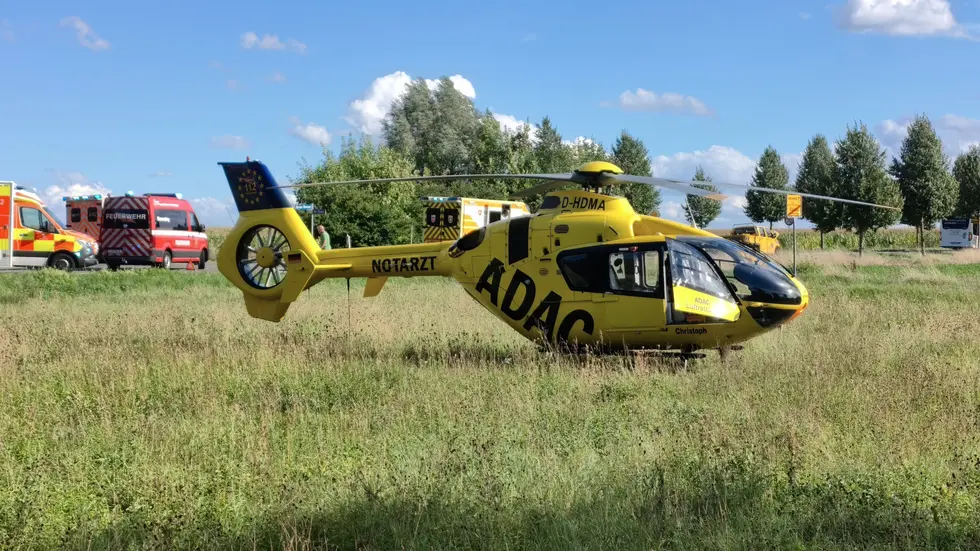 Ein Hubschrauber musste den schwer verletzten Transporter-Fahrer in ein Krankenhaus fliegen. Ein Hubschrauber musste den schwer verletzten Transporter-Fahrer in ein Krankenhaus fliegen.