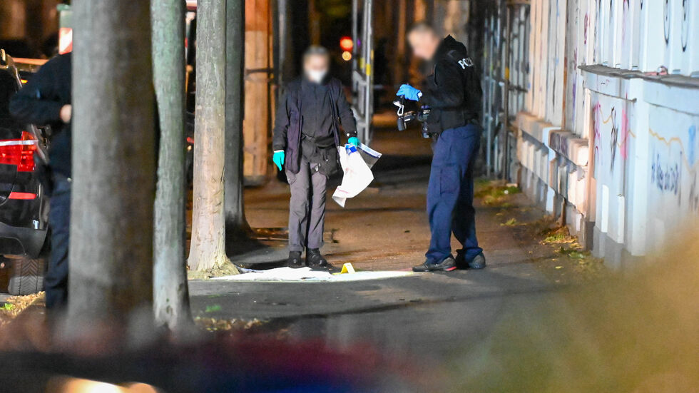 Polizisten bei der Spurensicherung auf der Mariannenstraße in Leipzig.