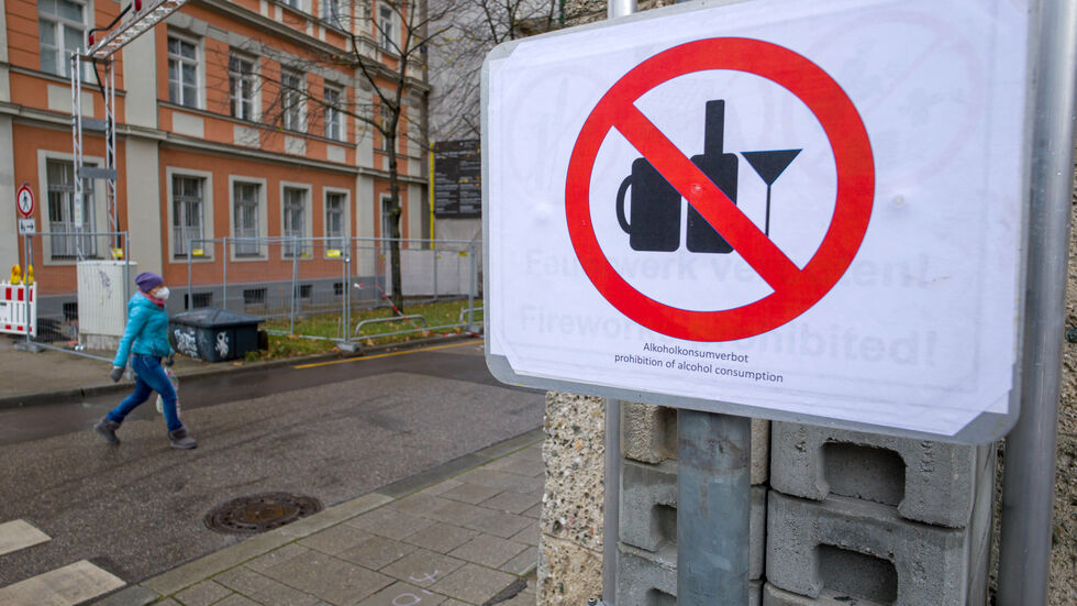 So könnte das Alkoholverbot auf verschiedenen öffentlichen Leipziger Plätzen dann ausgeschildert sein (Symbolbild).
