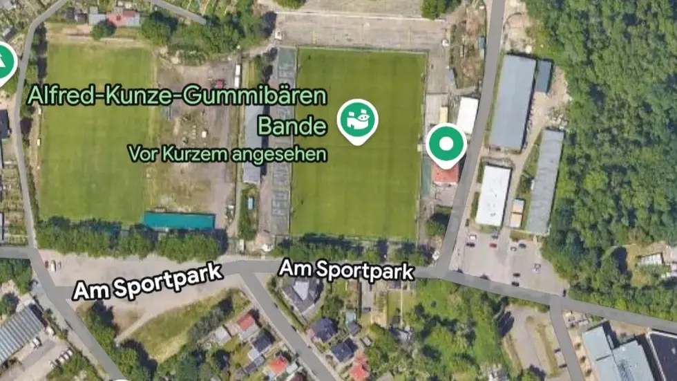 Das Geheimnis scheint gelüftet: Hier unter dem Fußballstadion von Chemie Leipzig wohnt also die Gummibärenbande ... Das Geheimnis scheint gelüftet: Hier unter dem Fußballstadion von Chemie Leipzig wohnt also die Gummibärenbande ...