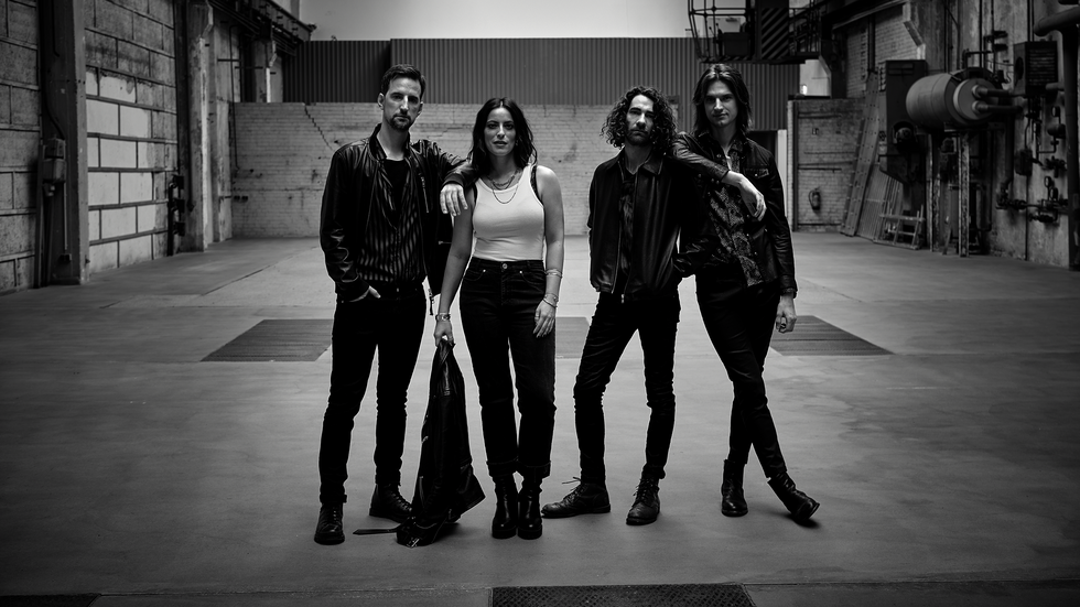 Im Juni 2002 traten Stefanie Kloß, Andreas Nowak, Johannes und Thomas Stolle zum ersten Mal zusammen als Newcomer unter dem Namen Silbermond Im Juni 2002 traten Stefanie Kloß, Andreas Nowak, Johannes und Thomas Stolle zum ersten Mal zusammen als Newcomer unter dem Namen Silbermond