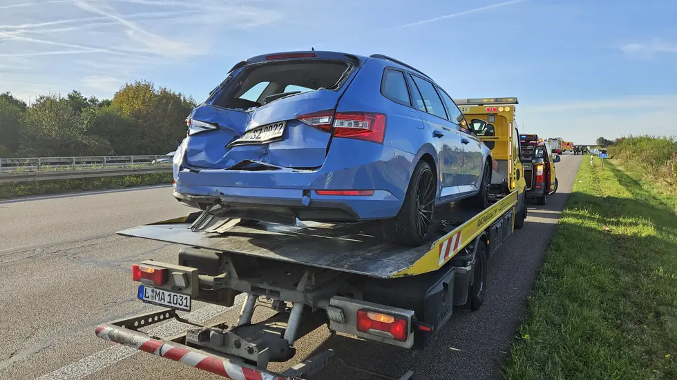Die kaputten Autos wurden alle abgeschleppt. Die kaputten Autos wurden alle abgeschleppt.