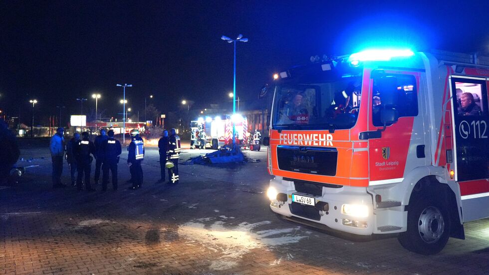 Feuerwehrleute am Brandort. Feuerwehrleute am Brandort.