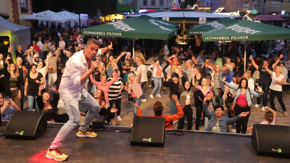 Die Fete startet am Freitagabend unter anderem mit "The 80s Gentleman" (im Bild Mitglied Roman Knoblauch letztes Jahr, Radio-Leipzig-Moderator). Die Fete startet am Freitagabend unter anderem mit "The 80s Gentleman" (im Bild Mitglied Roman Knoblauch letztes Jahr, Radio-Leipzig-Moderator).