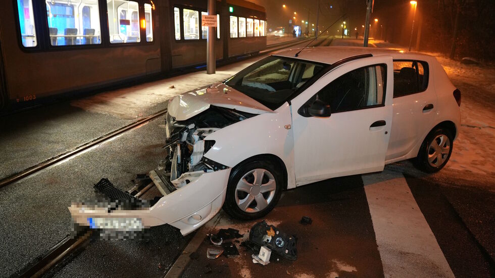 Auf der Ratzelstraße sind eine Straßenbahn und ein Pkw zusammengestoßen