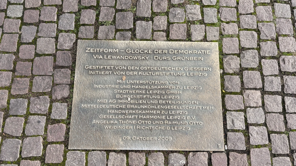 Aber eine Tafel davor erklärt, dass es sich um eine Glocke handelt.