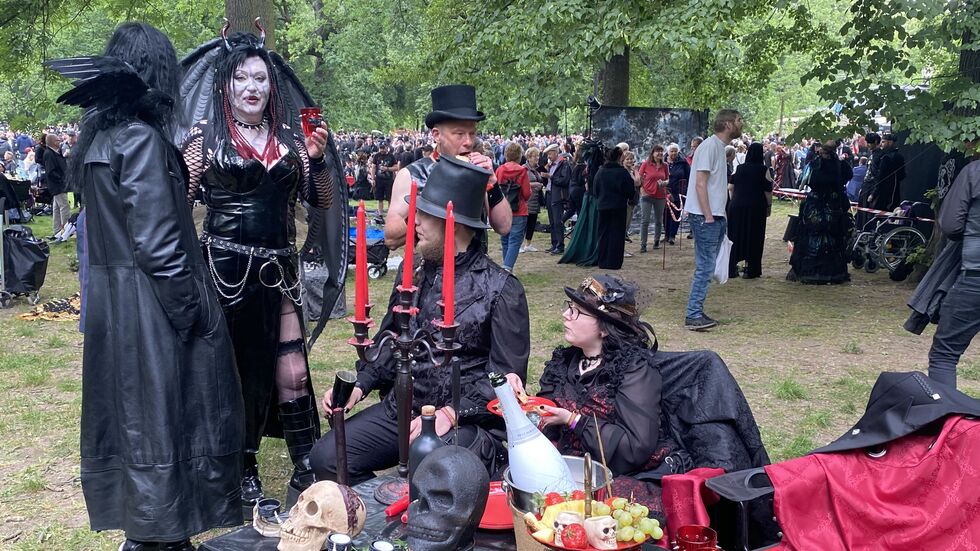 Leipzig wird schwarz: Fantasievolle Outfits und Gothic-Vibes beim WGT.