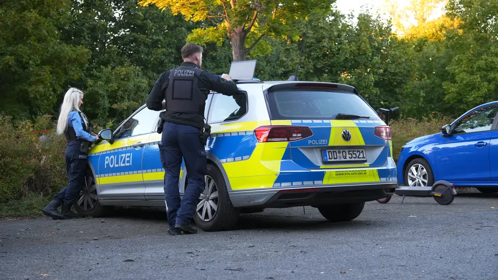 Polizisten bei der Aufnahme des Falls. Polizisten bei der Aufnahme des Falls.