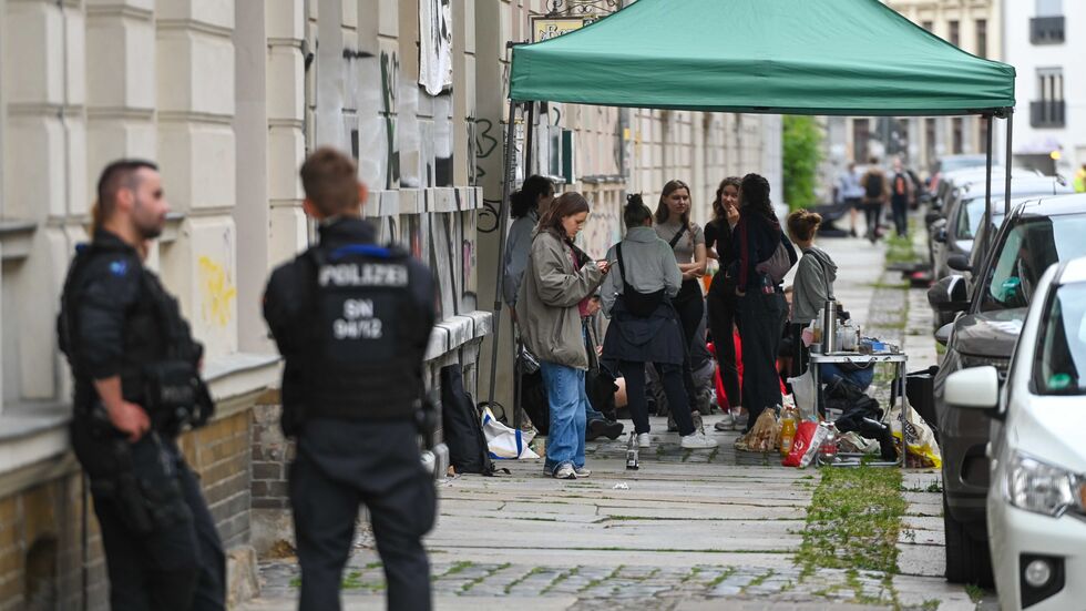 Vor dem Haus haben die Besetzer einen Stand aufgebaut. 