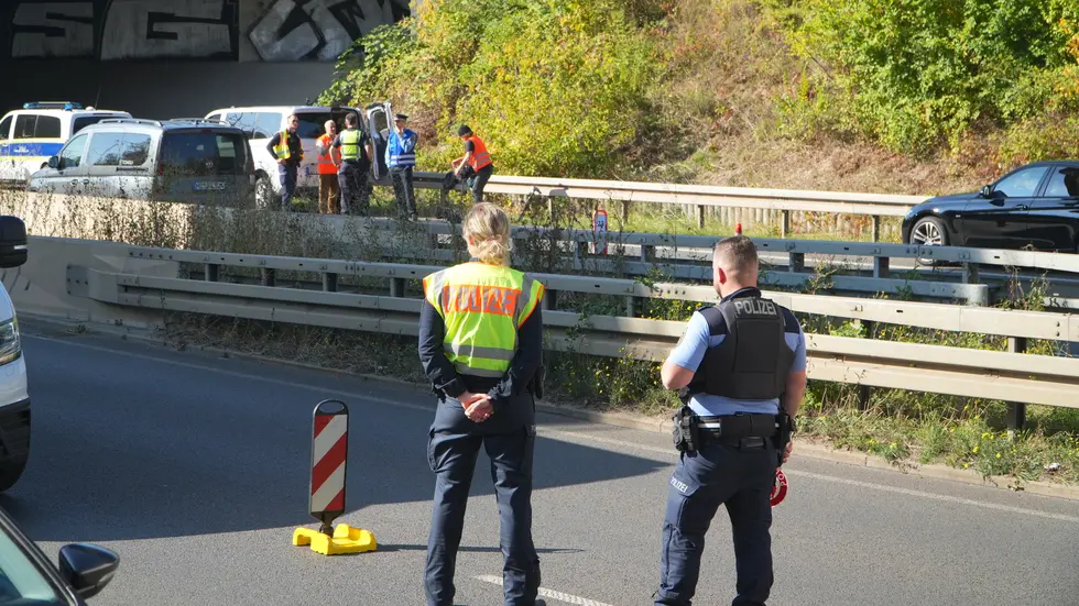 Polizisten bei der Großkontrolle.