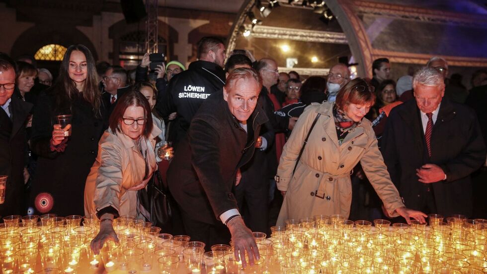Feierliche Eröffnung des Lichtfestes auf dem Nikolaikirchhof. U.a. mit Oberbürgermeister Burkhard Jung, Irina Scherbakowa (Memorial), Carsten Schneider (Ostbeauftragter der Bundesregierung) und Joachim Gauck (Bundespräsident a.D.).
