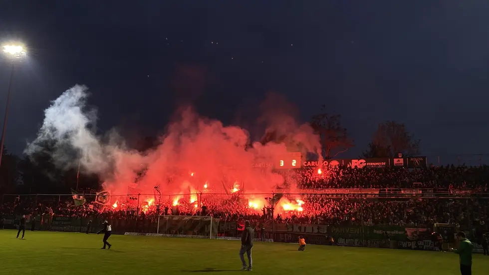 Nach Abpfiff verwandelte sich der Fanblock in ein Lichter-Meer.