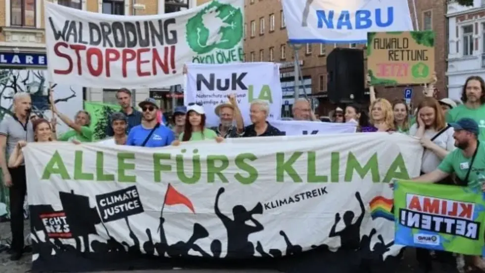 Mehrere Umweltverbände hatten zu der Demo am Donnerstagabend aufgerufen.