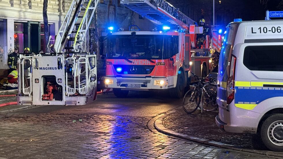 Vor dem Haus kämpften die Retter vergeblich um das Leben eines Mannes. Vor dem Haus kämpften die Retter vergeblich um das Leben eines Mannes.