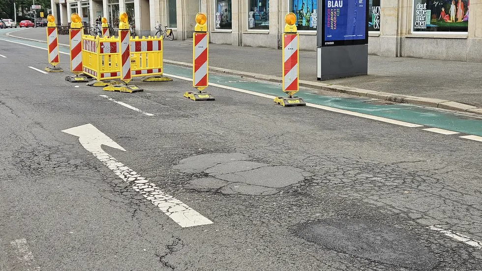 Vor einigen Wochen musste der Dittrichring in Leipzig schon mal wegen Schlaglöchern (voll in eine Richtung) gesperrt werden.