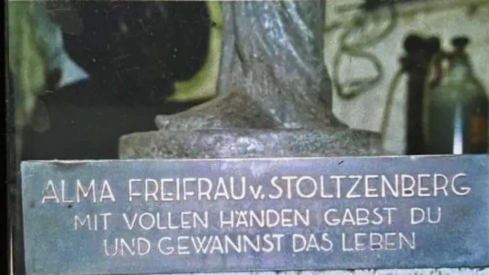 Diese Bronzeplatte wurde geklaut.