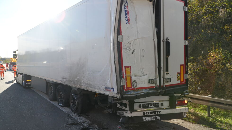 Der beschädigte Satterlschlepper, in den der Laster krachte. Der beschädigte Satterlschlepper, in den der Laster krachte.