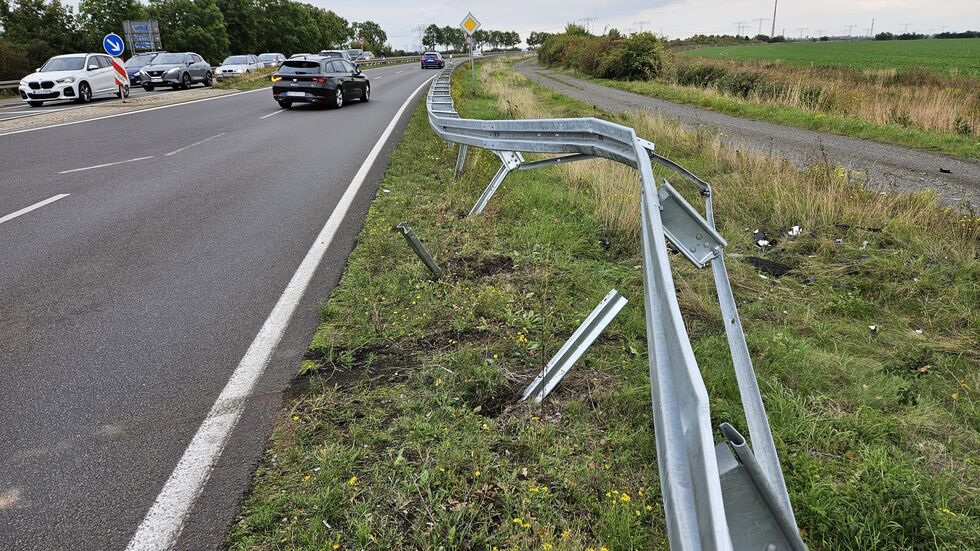 Die Leitplanke wurde bei dem Unfall schwer beschädigt.