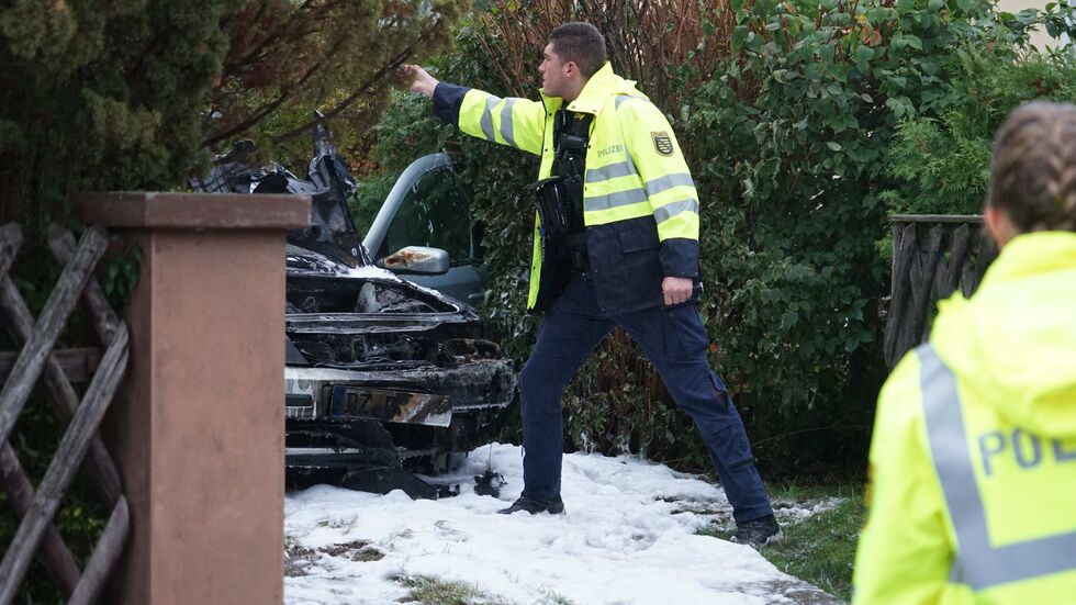 Polizisten am Brandort.
