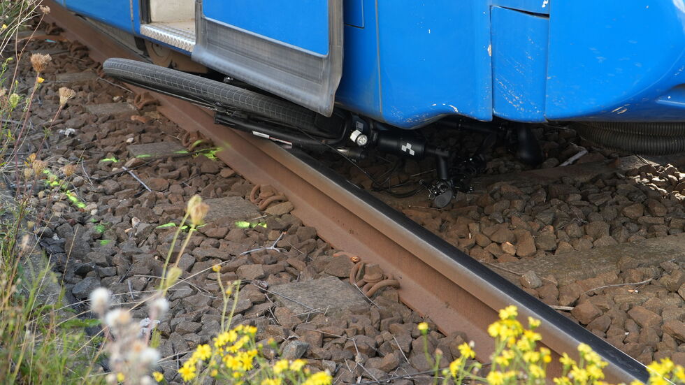 Das Fahrrad wurde bei dem Unfall unter der Straßenbahn eingeklemmt.