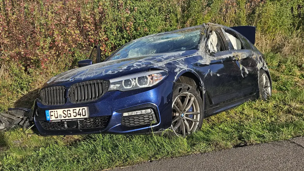Ein vom Unfall beschädigtes Auto. Ein vom Unfall beschädigtes Auto.