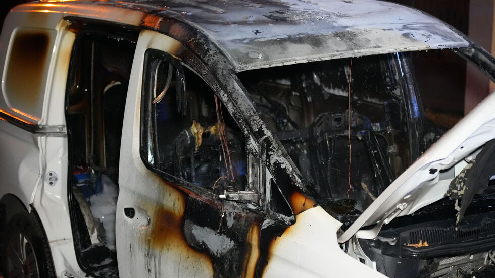 Der Wagen brannte zwar nicht aus, ist aber trotzdem schrottreif.