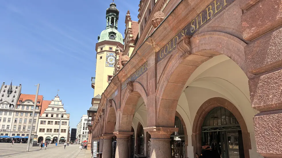 Wenn man es nicht weiß, ist er kaum sichtbar - der Knick in der Fassade.