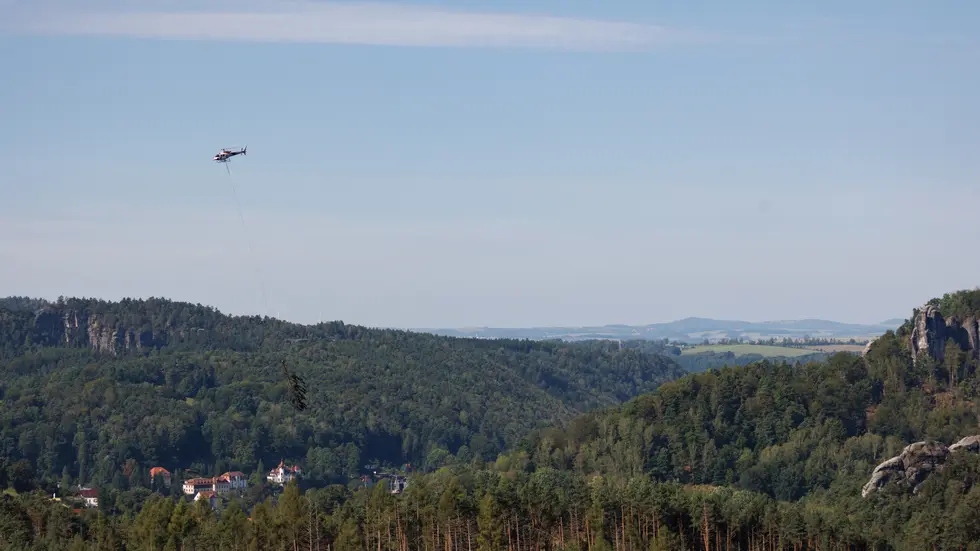 Mit dem Hubschrauber wurde das Gebiet um die Felsenbühne und den Amselsee nach dem schlimmen Unwetter beräumt Mit dem Hubschrauber wurde das Gebiet um die Felsenbühne und den Amselsee nach dem schlimmen Unwetter beräumt