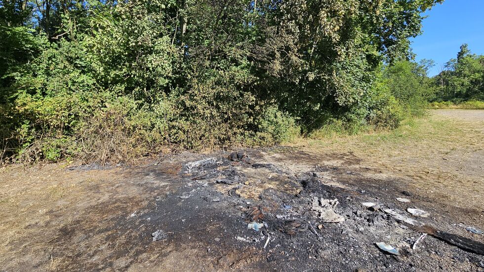 Hier auf diesem Parkplatz am Kulkwitzer See hat der BMW gestanden, der in der Nacht zu Montag brannte. Hier auf diesem Parkplatz am Kulkwitzer See hat der BMW gestanden, der in der Nacht zu Montag brannte.