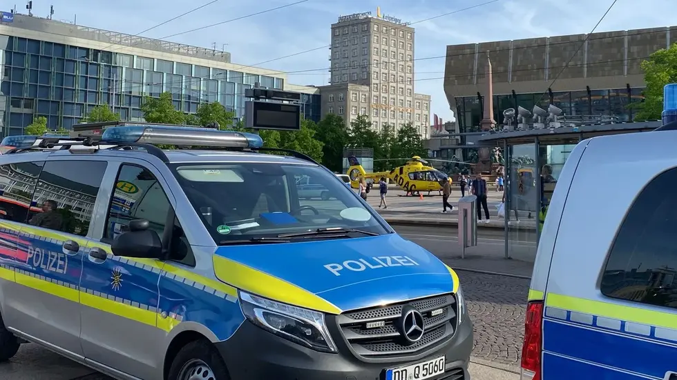 Einsatzkräfte am Tattag (4. Mai) kurz nach der Tat gegen 17 Uhr auf dem Augustusplatz in Leipzig. Einsatzkräfte am Tattag (4. Mai) kurz nach der Tat gegen 17 Uhr auf dem Augustusplatz in Leipzig.