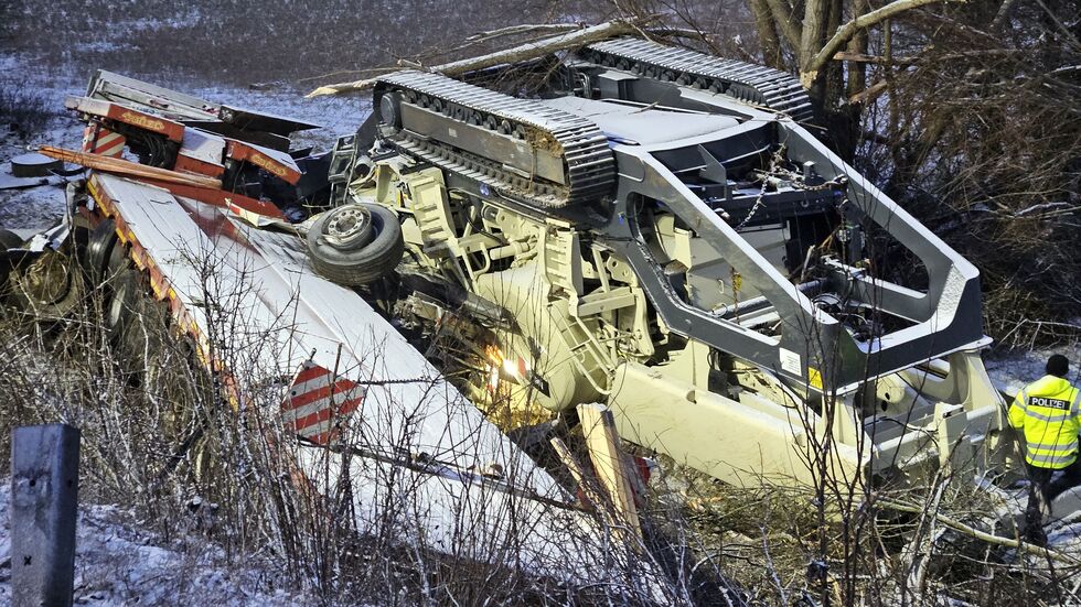 Das Gespann kippte in den Graben, das Führerhaus des Lkw geriet offenbar teilweise unter den Bagger.