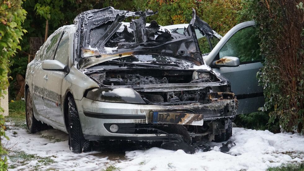 Der Wagen wurde durch den Brand stark beschädigt.