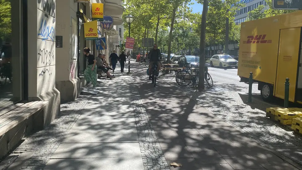 Dieser vier Meter breite, für Fußgänger und Radfahrer geteilte Weg ist angeblich zu eng. Dieser vier Meter breite, für Fußgänger und Radfahrer geteilte Weg ist angeblich zu eng.
