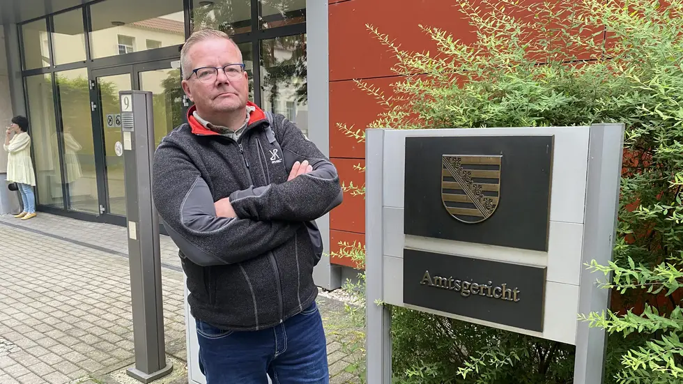 Der frühere Feuerwehrmann Ray Lange (55) am Dienstag vor dem Amtsgericht Eilenburg ...