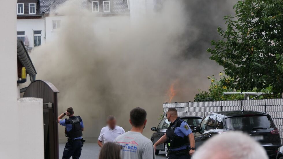 Dichter Qualm strömt durch die Altstadt von Grimma.