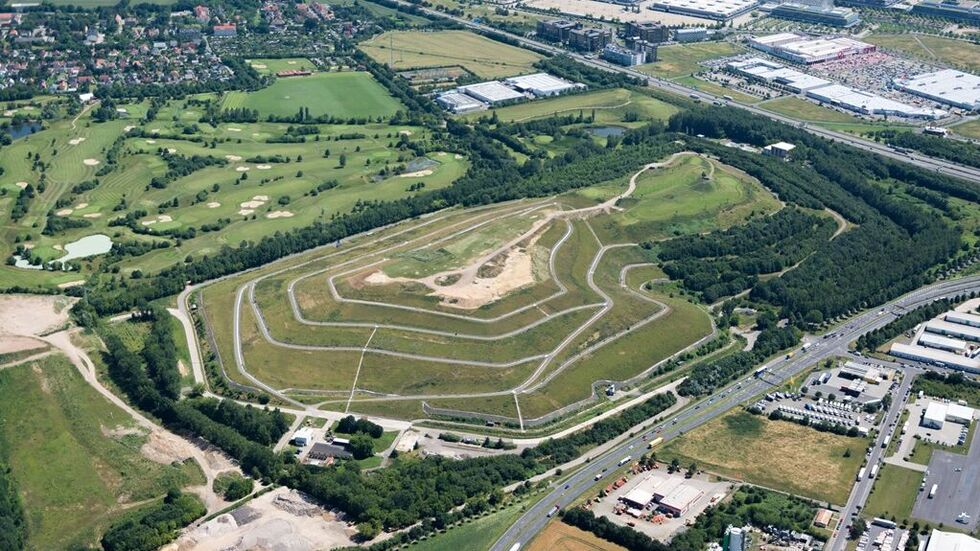 Die ehemalige Deponie in Leipzig Seehausen. Der gesamte Wald ringsherum, insgesamt knapp 9 Hektar, sollen einfach abgeholzt werden.