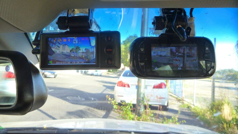 Mit Dashcams ausgerüstet sollen Bus- und Bahnfahrer der Leipziger Verkehrsbetriebe Bilder von Falschparkern und blockierende Fahrzeuge ans Ordnungsamt übermitteln (Symbolbild). Mit Dashcams ausgerüstet sollen Bus- und Bahnfahrer der Leipziger Verkehrsbetriebe Bilder von Falschparkern und blockierende Fahrzeuge ans Ordnungsamt übermitteln (Symbolbild).