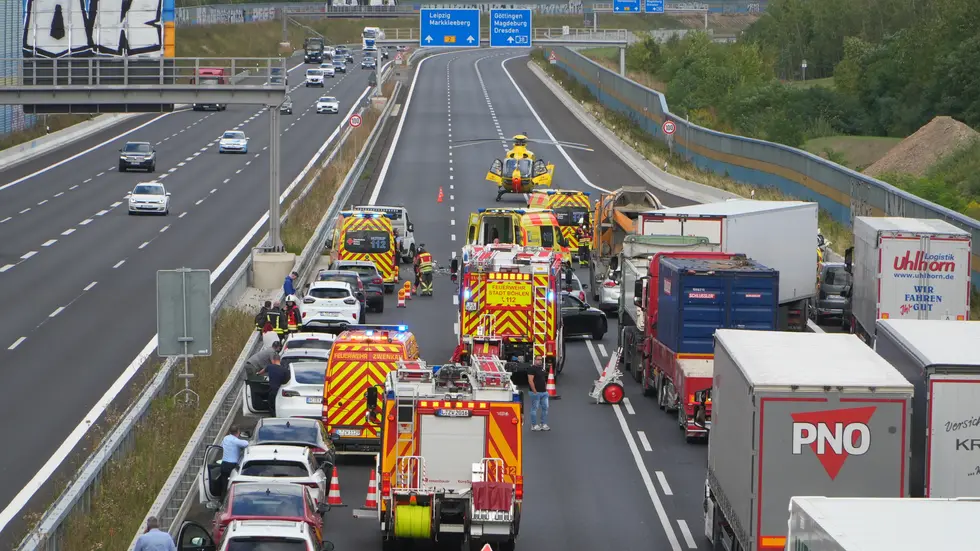 Ein Rettungshubschrauber landete nach dem schweren Unfall mitten auf der A72 bei Großdeuben. Ein Rettungshubschrauber landete nach dem schweren Unfall mitten auf der A72 bei Großdeuben.